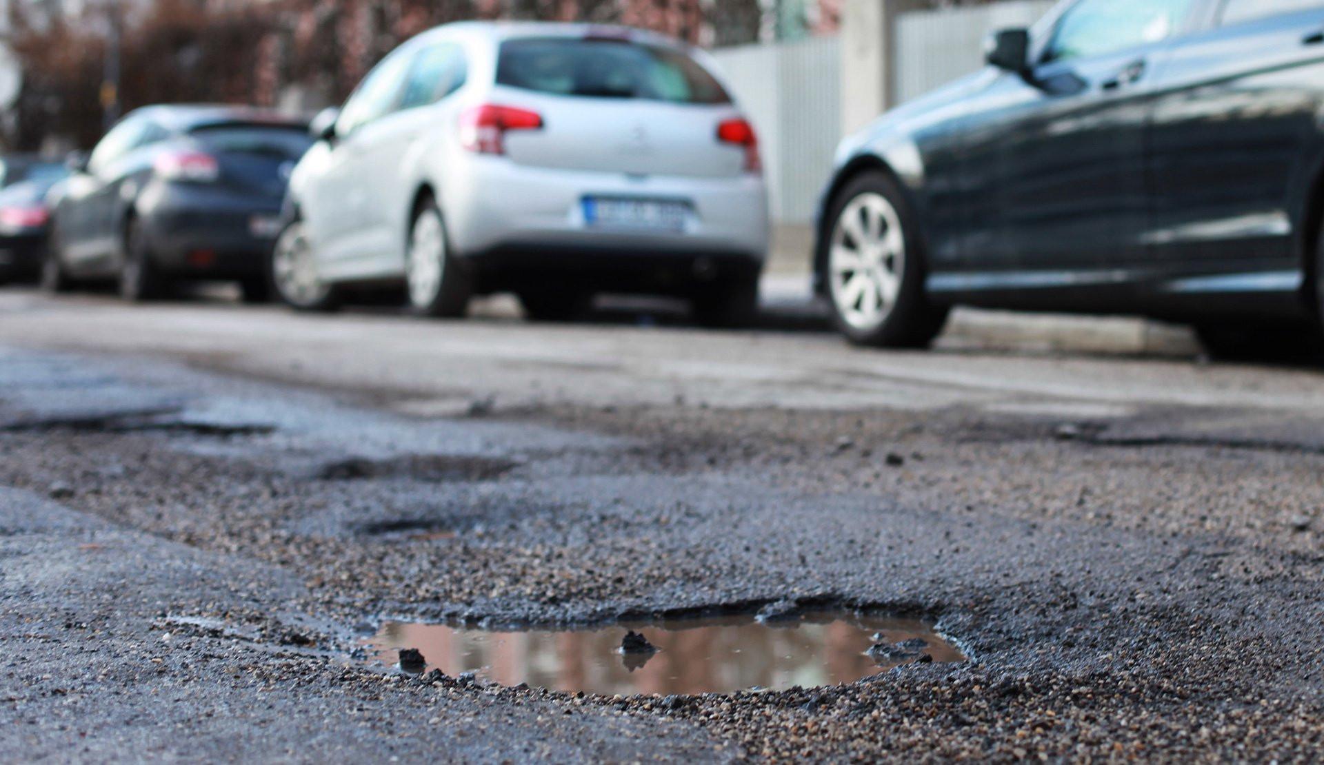 Dziura w jezdni a uszkodzone auto – jak uzyskać odszkodowanie?